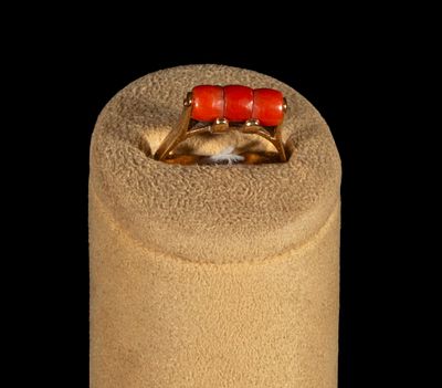 Antique triplet ring of coral beads in 18k yellow gold. Weight: 4 g | 18 carats