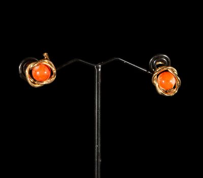 18k yellow gold earrings with coral beads. Weight: 3.42 g | 18 carats