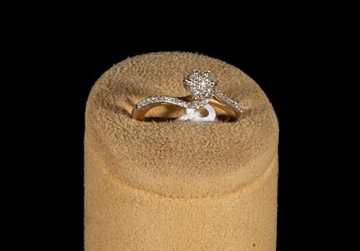 Bicolor 18k gold solitaire ring with a total 1ct total weight. 2g