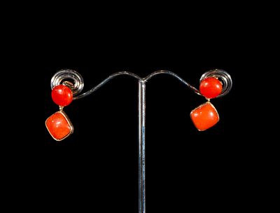 Antique coral earrings with cabochon-cut corals. Pendientes de coral antiguo con corales entalla 