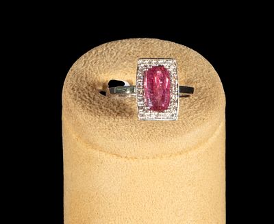 18k white gold ring with emerald-cut rubellite surrounded by brilliant-cut diamonds. Weight: 
