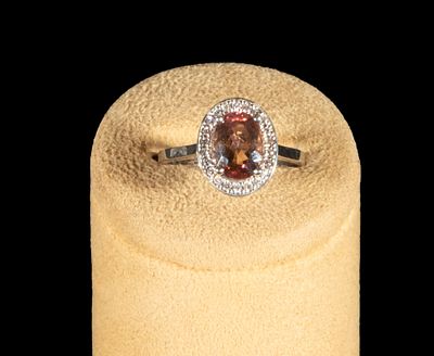 18k white gold ring with oval-cut pink rubellite surrounded by brilliant-cut diamonds. Weight: 