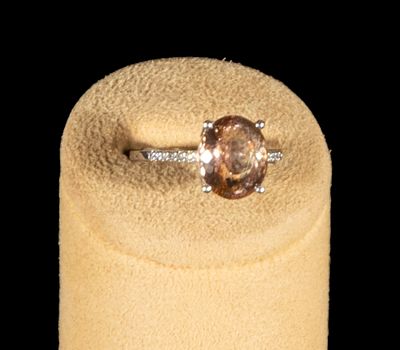 18k white gold ring with oval-cut pink tourmaline set in four prongs and decorated with 