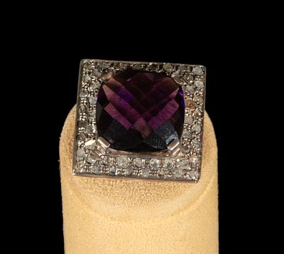 Amethyst ring in 9k gold with a silver front. A faceted amethyst in the center, a hallmark-cut 