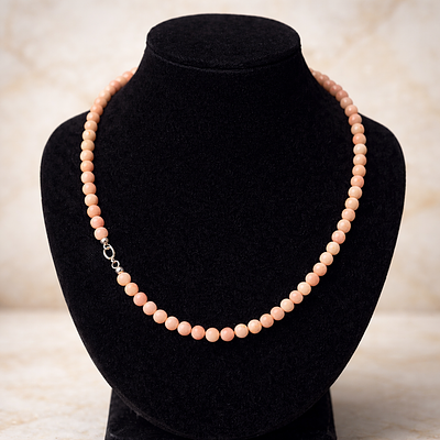 Beautiful necklace in angel skin pink coral, silver clasp. Measurements of each bead: 5mm 