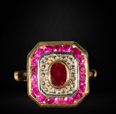 Beautiful 14k gold ring with pigeon blood ruby ​​and 14k gold. Weight 5.15g. Central ruby ​​of 