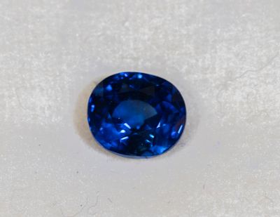 Spectacular Natural Royal Blue Sapphire of 2.75ct. Excellent deep blue color and transparency. 