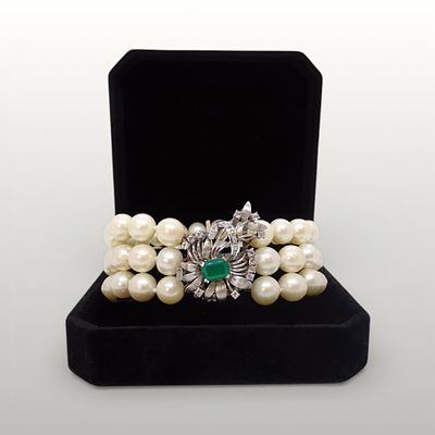Bracelet, 18k white gold clasp, cultured pearls, white sapphires and chrysoprase, Art Deco, 1940s. 