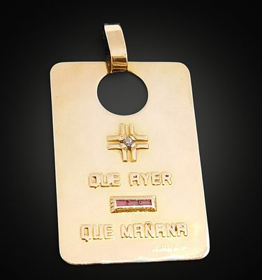 Plate pendant “Plus qu'hier, moins que demain”, Signed A. Augis, 20th century. 18-karat (750) 