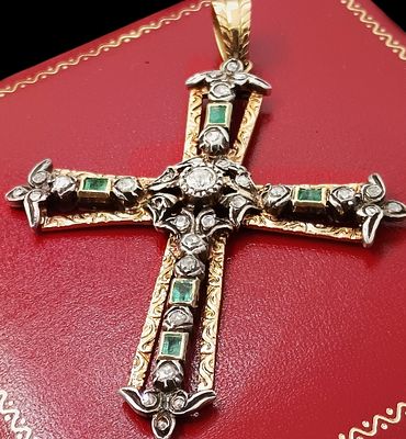 Stunning large cross pendant in 18-karat gold with diamonds and emeralds. 18-karat gold, crafted 
