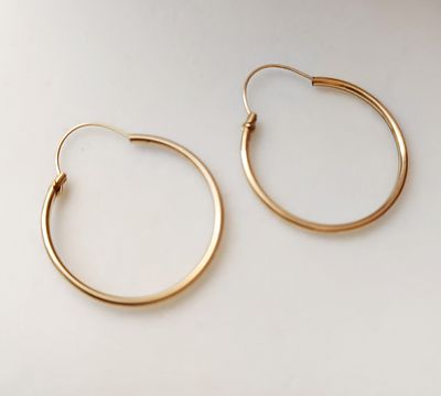 Earrings with fine hoops in 18-karat yellow gold. 18-karat bright yellow gold. Measures 2.5 cm 