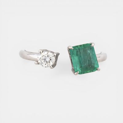 Ring with a natural emerald of approx. 1.10 ct and a diamond of approx. 0.25 ct. Brilliant-cut 