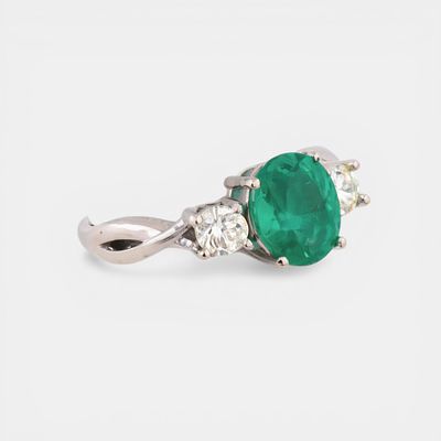 Tue and me ring with natural emerald of approx. 2 ct and diamonds of 0.50 ct in total. Brilliant 