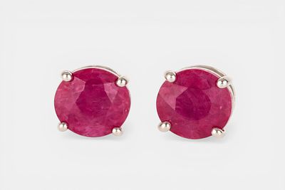 Earrings with treated natural rubies of approx. 2 ct. Natural treated rubies, approx. 2.00 ct; 