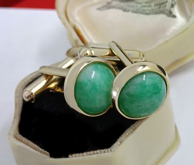 Vintage emerald green natural jade cufflinks, Vintage, 20th Century. Pair of vintage articulated 