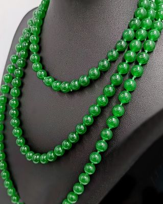 Long necklace of natural emerald green jade, Vintage, 20th Century. Large vintage necklace 