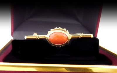 Vintage 18k gold brooch with natural red coral, Italian, 20th century. Delicate vintage brooch 