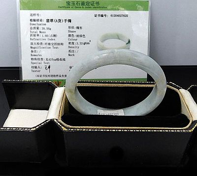 Natural jadeite jade bracelet with certificate, Chinese, 20th century. Vintage Chinese bracelet 