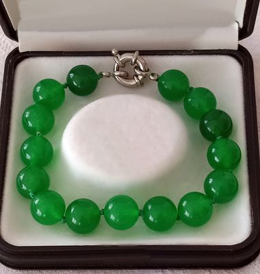 Vintage Emerald Green Natural Jade Bracelet, 20th Century. Vintage bracelet composed of 15 large 
