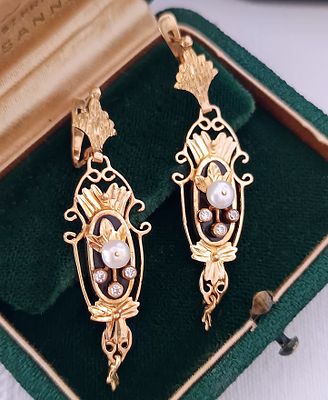 Victorian-era Catalan earrings in 18k gold with diamonds, fine pearls and onyx, 19th century. Pai 