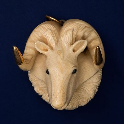 Ram-shaped pendant, European School, 20th century. Fine materials and 18K gold. Dimensions: 5 x 