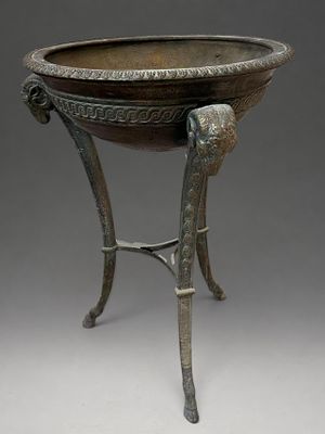 Exceptional Neoclassical bronze planter, early 19th century. Bronze with a brown patina tinged 