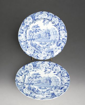 Pair of armorial plates in blue and white faience, France or Italy, 18th century. Tin-gilt 