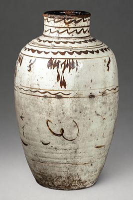 Cizhou porcelain stoneware jug, China, Yuan Dynasty. Thick porcelain stoneware decorated in 