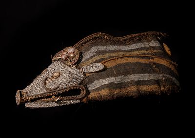 LARGE CEREMONIAL BOAR HELMET - OCEANIA EARLY 20TH CENTURY. Wicker, Woven plant fiber, Shell 