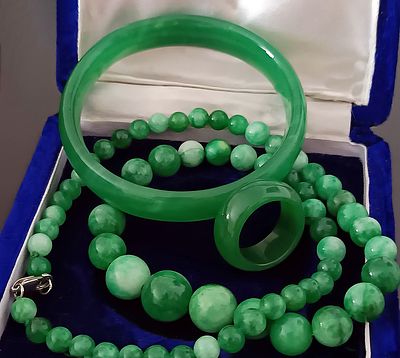 Vintage lot of natural emerald green jade consisting of a necklace, bracelet and ring, total 