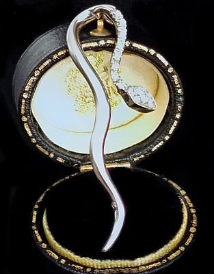 Large pendant in 18-karat white gold and diamonds, weight 4.5 g. Original pendant crafted in 18k 