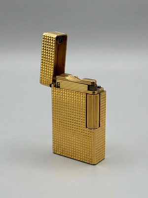 Elegant Dupont lighter in lacquered gold. 20-micron gold. Stone missing.