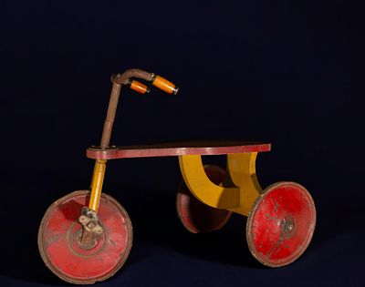 Beautiful wooden and iron tricycle from the early 20th century. 61 cm x 35 cm x 80 cm