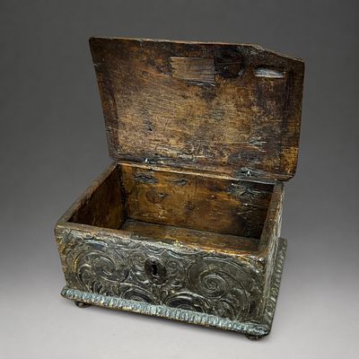 Small cork-leafed box or chest. Colonial school, Peru. 16th century. Carved and polychromed 