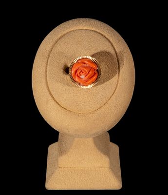 Coral pink ring mounted in 18k gold. Ring with a coral rose carved in relief, mounted in 18k 