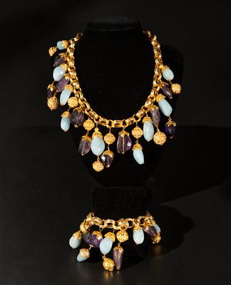 Gold-plated silver bracelet with charms and chalcedony. It features large links from which 
