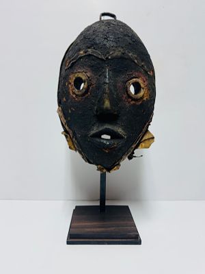 ANTIQUE AFRICAN MASK FROM THE IVORY COAST, EARLY 19TH CENTURY. Ivory Coast. Early 19th century. 