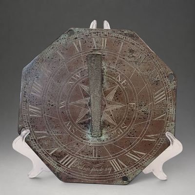 RARE SUNDIAL, PATINATED AND ENGRAVED BRONZE, GEORGE I, 18TH CENTURY - CIRCA 1720 - ENGLAND. 10 x 