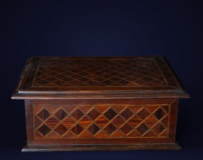 Marquetry chest, Italian School, 19th century. Wooden piece with geometric marquetry decoration. 