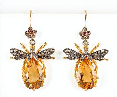 Pair of dangle earrings with citrines, rubies and diamonds. Pair of drop earrings in 925 