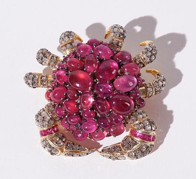 Brooch with treated natural rubies of approx. 6.50 ct, square cut rubies of approx. 0.25 ct and 