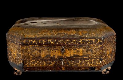 Old lacquered box with its key. Lacquered. Measurements: 16 cm x 36 cm x 30 cm