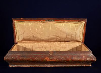 19th century oriental glove box. Wood. Measurements: 34 cm x 18 cm