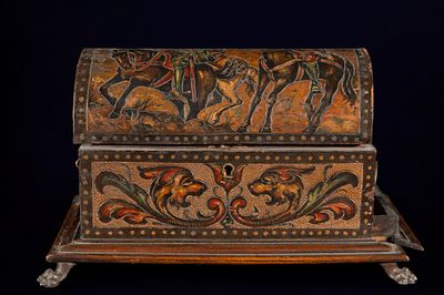 Antique colonial chest embossed in leather, 18th-19th century. Leather. Measurements: 21 cm x 33 