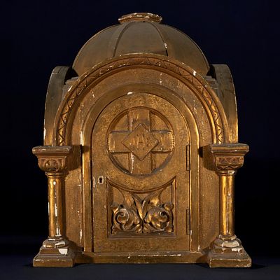 Golden tabernacle from the early 20th century. Golden wood. Measurements: 69 cm x 55 cm