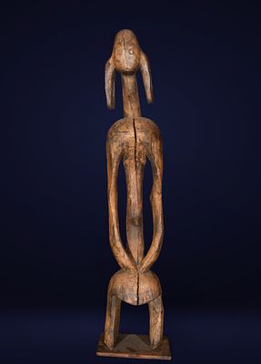 Wooden tribal figure, African school, 20th century. Carved wood. Measures 85 x 20 x 12 cm. 