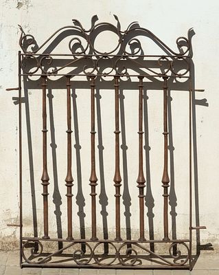 Wrought iron window grille, 18th century. Measurements: 137 x 107 x 5 cm