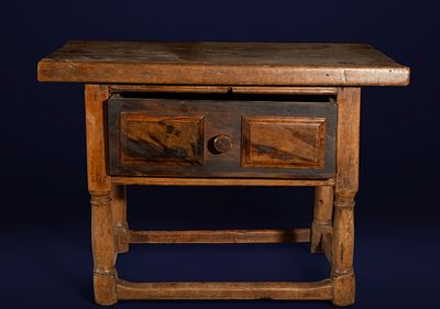 Table with central drawer. Spanish School. 18th century. Walnut wood with burr walnut appliqu&eacute;s. 