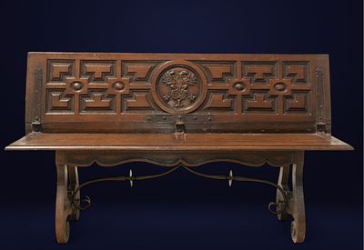 Spanish league-leg bench with shield (18th century). Wood, Measurements 88 x 154 x 38 cm