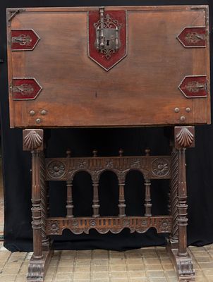 17th-century Spanish oak chest with 19th-century bridge base. Total measurements: 144 x 105 x 